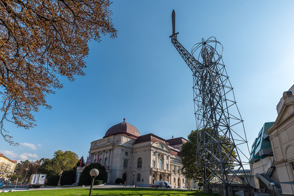 Lichterschwert neben dem Opernhaus