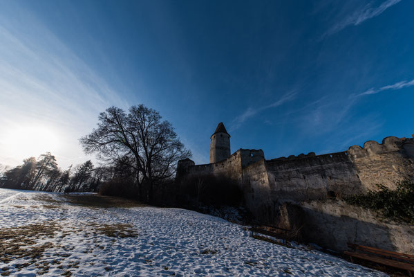 Burg mit niedrig stehender Sonne.