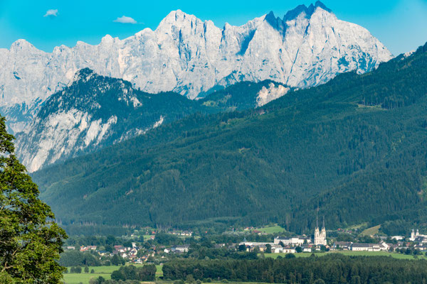 Admont und im Hintergrund der Nationalpark Gesäuse