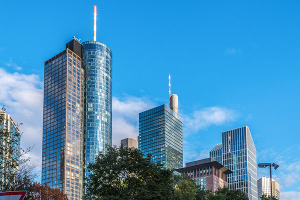 Links der Main Tower, mit 200 Metern Höhe ist er zusammen mit dem Tower 185 das vierthöchste Hochhaus in Deutschland. Mit der Spitze 240m. Es gibt eine öffentliche Aussichtsplattform.