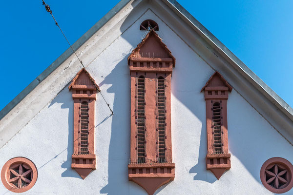 Gut erhaltene, restaurierte, Lüftungsschlitze im Giebel