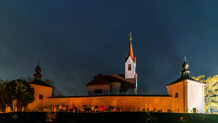 Allerheiligenfeiertag , Mauer vom Kerzenschein beleuchtet