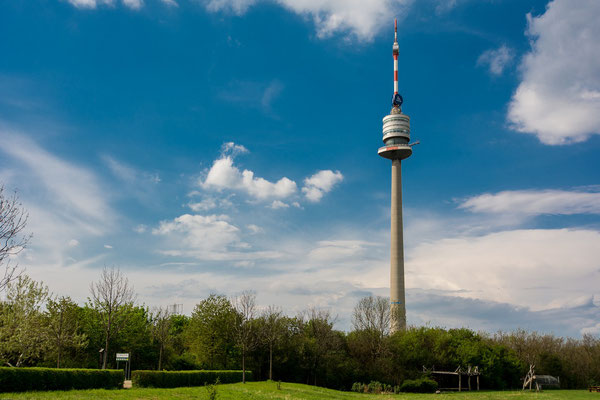 Der Donauturm wurde von 1962 bis 1964 anlässlich der Wiener Internationalen Gartenschau errichtet. Der Turm beherbergt ein Restaurant ein Café,  eine Sendestation und eine Bungee-Jumping-Plattform.   Mit 252 Metern ist er das höchste Bauwerk Österreichs