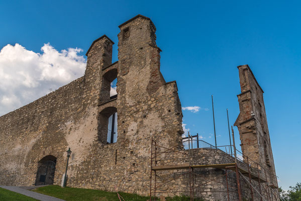 Bei der Anpassung der Ruine an eine Freilichtbühne wurden und werden Teile der alten Bausubstanz zerstört.