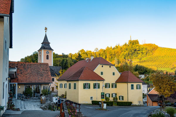 Der Ort Klöch mit Vinothek links