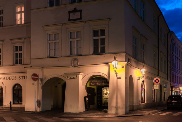 In diesem Haus wohnte Mozart zu dem Zeitpunkt als seine Frau schwanger war. Gegenüber des Hauses ist ein Restaurant mit einem sehr guten Bier.