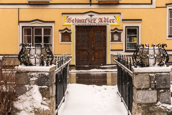 Sehr gepflegtes Eingangsportal "Schwarzer Adler" im Zentrum von Vordernberg