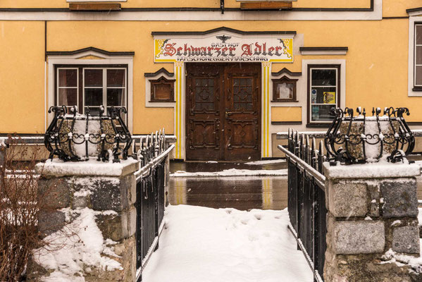 Sehr gepflegtes Eingangsportal "Schwarzer Adler" im Zentrum von Vordernberg