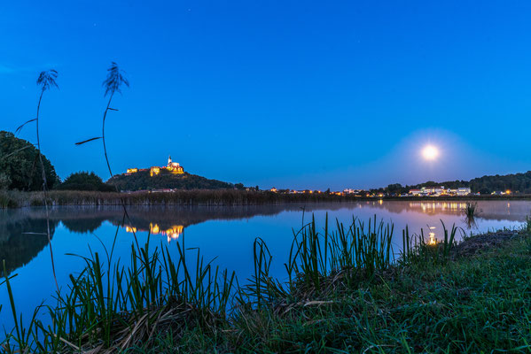 Burg Güssing und aufgehender Mond