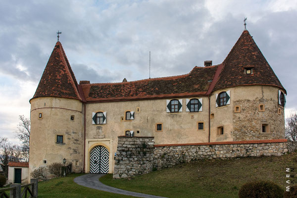 Markantester Bauteil der Vorburg ist der von zwei Rundtürmen flankierte Torbau an der Südseite