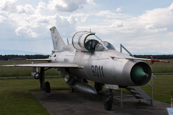 MiG 21 UM