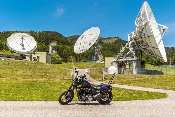 Eine Harley im Vordergrund. Erdfunkstation in Aflenz