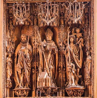 Diese 3 Schreinfiguren des Flügelaltars Apostelfürst Petrus, der heilige Wolfgang und der heilige Christphorus ganz rechts , sind aus je einem Stück Lindenholz bis ins kleinste Detail durchgeführt, gehören zu den kostbarsten Perlen deutscher Kunst.