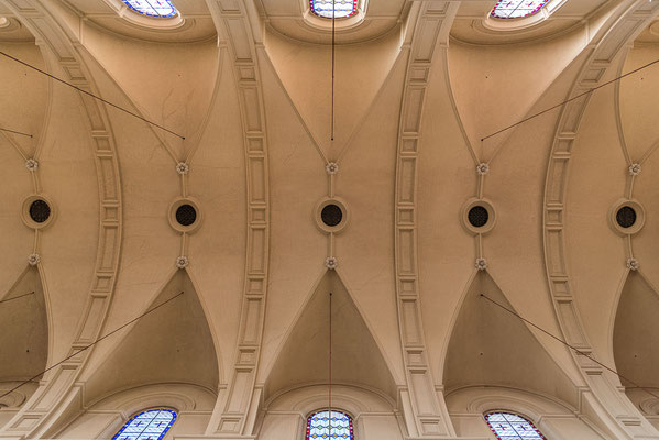 Pfarrkirche Hl. Leonhard, Kreuzrippengewölbe des  dreijochigen Kirchenschiffes. 