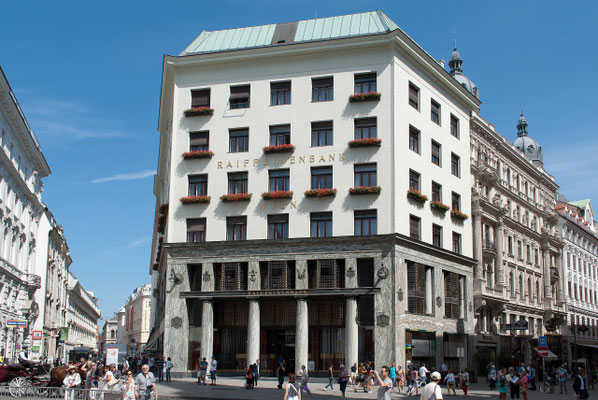 Das Looshaus in Wien und gilt als eines der zentralen Bauwerke der Wiener Moderne. Es markiert die Abkehr vom Historismus, aber auch von dem floralen Dekor des Secessionismus. 