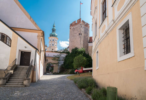 Zugang zum Schloss mit Grenzturm und Schlossturm