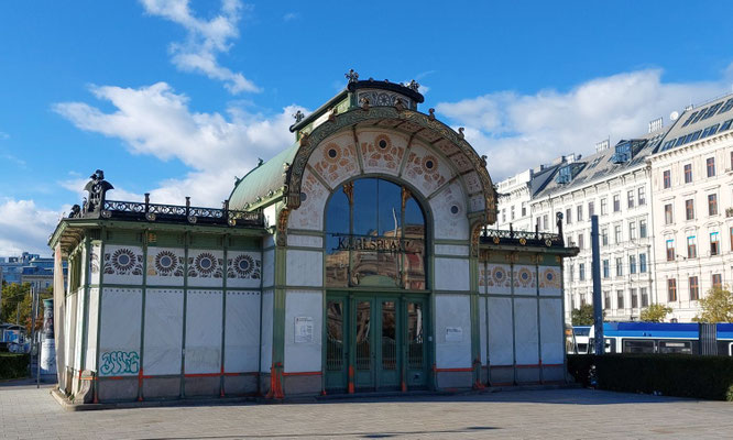 Pavillon als Zugang zu einer Stadtbahnstation, Jugendstil, von Otto Wagner.