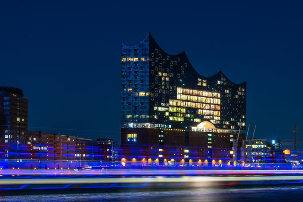 Elbphilharmonie Nachtaufnahme, Lichtspuren (Lighttrails) von den vorbeifahrenden Schiffen