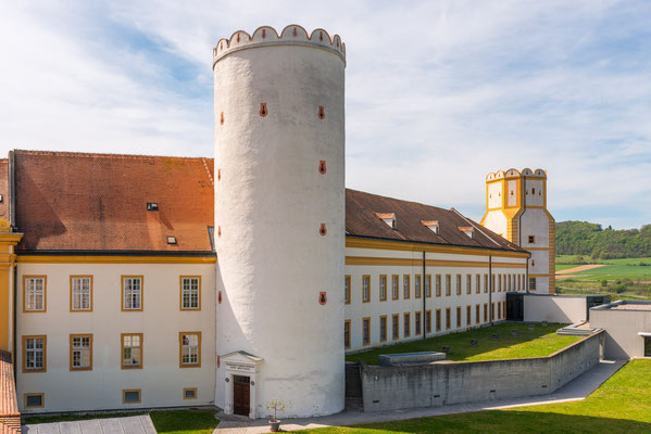 Blick vom Stiftsgarten zum Babenbergerturm  und dem Pulverturm rechts im Hintergrund