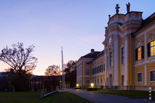 Schloss Schielleiten kurz nach Sonnenuntergang
