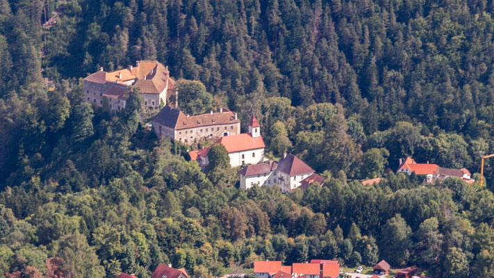 Luftaufnahme zufällig beim Überflug fotografiert, mit Pfarrkirche und Verwaltungsgebäude. (Foto leider etwas unscharf.)