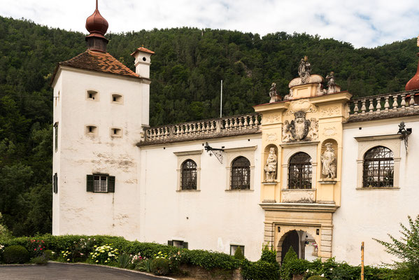 Eingangsportal mit Eckturm.