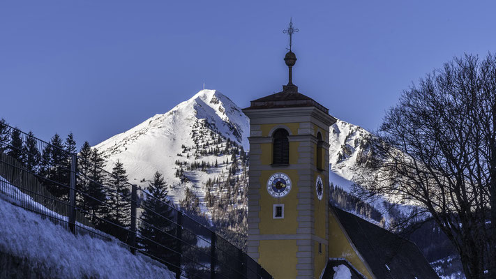 Kath. Pfarrkirche Maria Himmelfahrt Vordernberg, Hintergrund Präbichl mit Sender