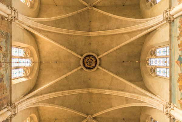 Kreuzrippenewölbe mit Gewölbeauge Herz-Jesu-Kirche