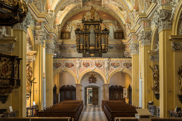 Blick zum Haupteingang mit darüberliegender Orgel