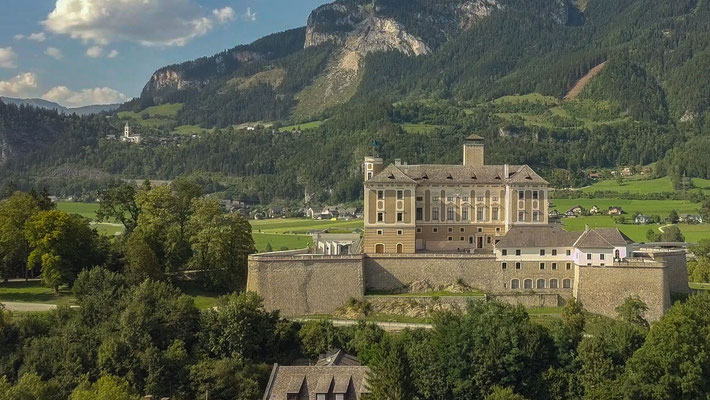 Schloss Trautenfels, im Hintergrund der Ort Pürgg