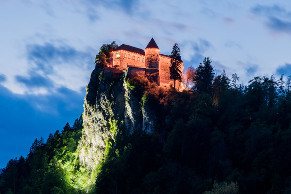 Burg Bled zur blauen Stunde.