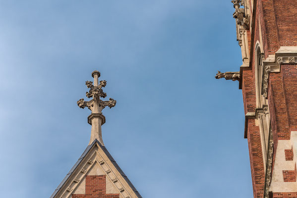 Links Kreuzblume, Rechts oben typischer gotischer Wasserspeier.