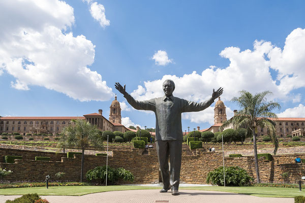 Nelson Mandela der Freiheitskämpfer, Hintergrund das  Union Buildings.