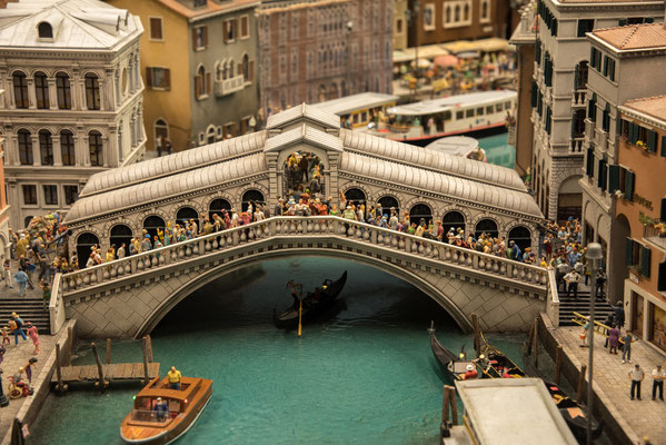 Die bekannte Rialtobrücke in Venedig