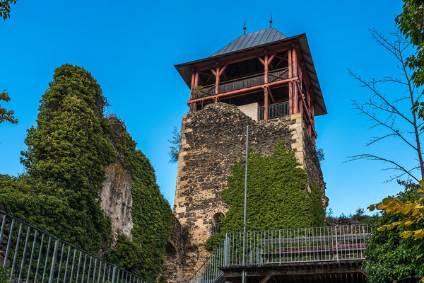 Der 35m hohe Bergfried (in diesem Fall ist es ein 8x8m Wohnturm) dient heute als Aussichtsplattform