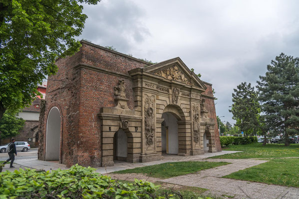 Das Theresientor wurde anlässlich des Besuches von Maria Theresia gebaut. Seit dem Abriss der umliegenden Stadtmauern steht es frei. 