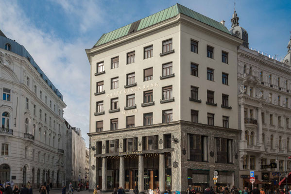 Das Looshaus ist ein eines der zentralen Bauwerke der Wiener Moderne in Wien. Es markiert die Abkehr vom Historismus, aber auch von dem floralen Dekor des Secessionismus. Adresse Michaelerplatz 3 gegenüber der Hofburg