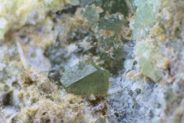 Demantoid (seltener grüner Granat), Makroaufnahme: Eigenfund