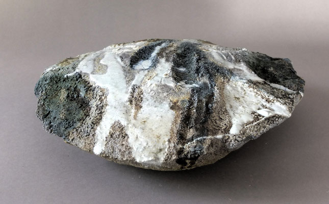 Traces. Grès, émail et minéraux volcaniques. Diamètre 40 cm x H 7 cm