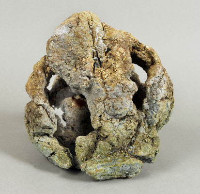 Egueulé 2.  H 20cm disponible sur https://www.terre-et-terres.com/boutique/categorie-ceramique/sculpture/