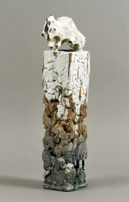 Pieds nus sur la terre sacrée H 40cm disponible sur https://www.terre-et-terres.com/boutique/categorie-ceramique/sculpture/