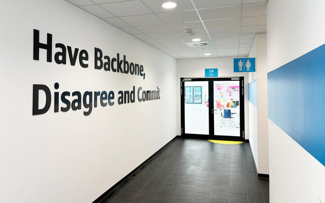 Moderne Wandgestaltung im Büro und Flur mit dreidimensionalen Acrylglas-Einzelbuchstaben als hochwertige Innenbeschriftung.