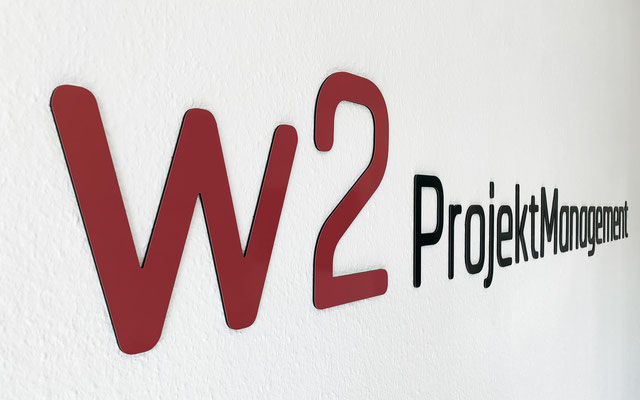 3D-Wandbeschriftung in Meetingraum aus gefrästen Einzelbuchstaben einer bedruckten Aluminium-Verbundplatte (© WÖRLE medien, Werbetechnik Würzburg)