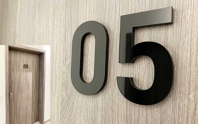 Türbeschriftung / Türnummern aus Acrylglas gelasert, z.B. für Hotels, Wohnanlagen, Büro oder Praxis (© WÖRLE medien, Werbetechnik Würzburg)