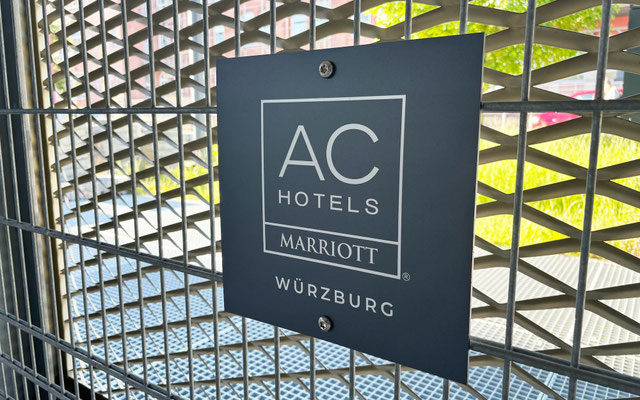 Parkhausbeschilderung mit Stellplatzschild für das AC Hotel by Marriott in einem Parkhaus in Würzburg