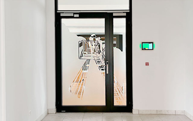 Milchglasfolie konturgeschnitten als individueller Sichtschutz auf Glasflächen (© WÖRLE medien, Werbetechnik Würzburg)