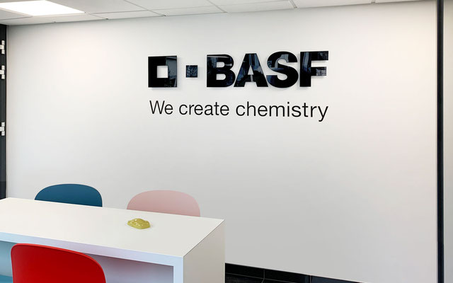 Firmenlogo auf Innenwand in Besprechungsraum als 3D-Acrylglasbuchstaben kombiniert mit Wandtattoo-Folienbeschriftung (© WÖRLE medien, Werbetechnik Würzburg)