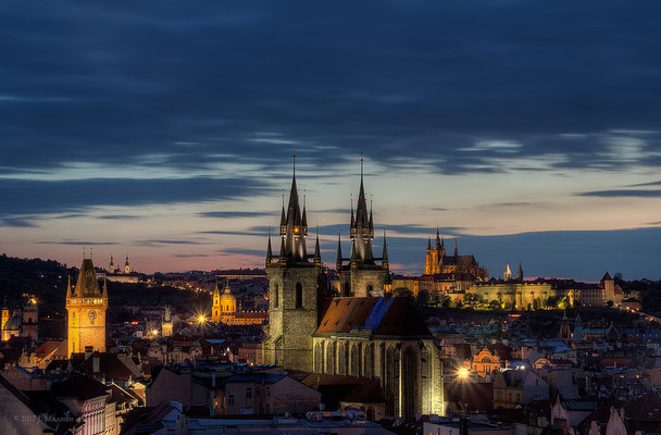 Uitzicht over Praag 's avonds - View over Prague at the evening.