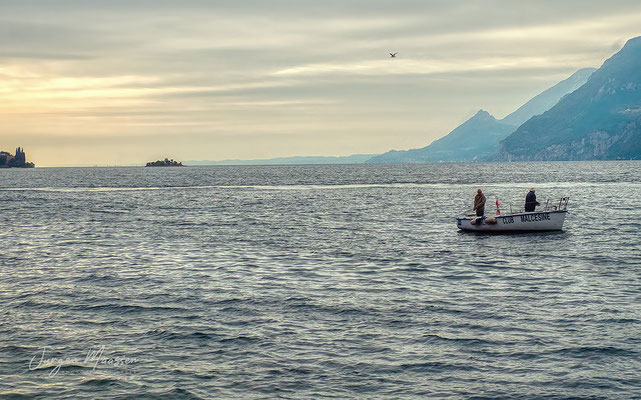 Vissers op het Gardameer - Fishermen on Lake Garda.