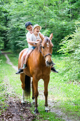 Geschwistershooting mit Pferd in der Region Schwarzenburg